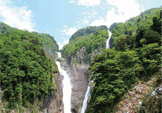 Shomyo Falls and Hannoki Falls, into which meltwater from the Tateyama Mountain Range flows