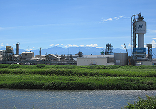 井田川から望む富山工場と立山連峰