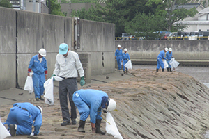 Cleaning of the coast of Ariho River