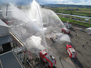 Disaster drills (Toyama Plant)